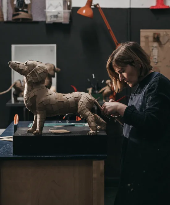 Cova Orgaz trabajando en una escultura de cartón en su taller